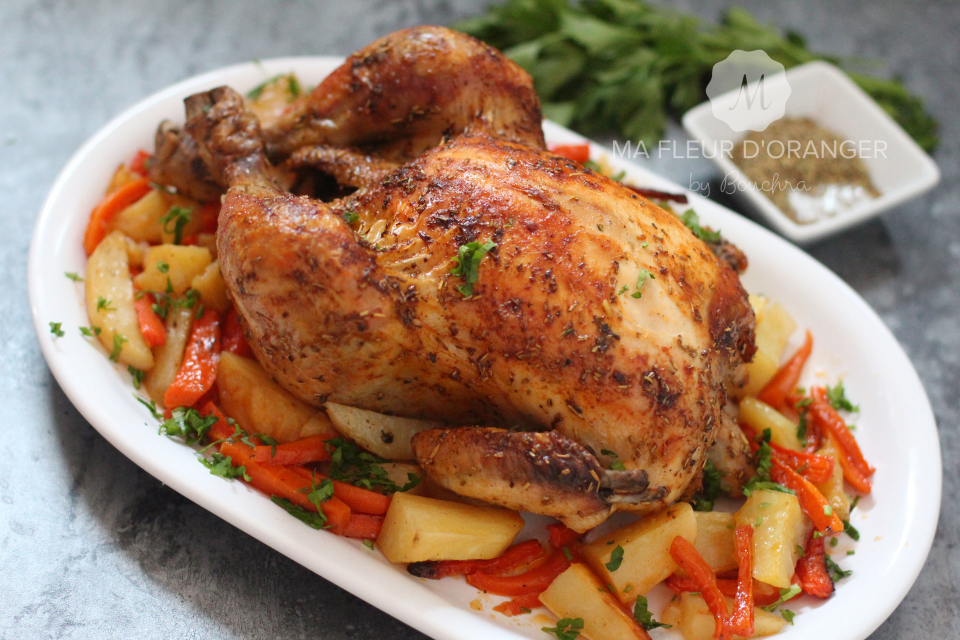 Poulet rôti au four sur son lit de légumes